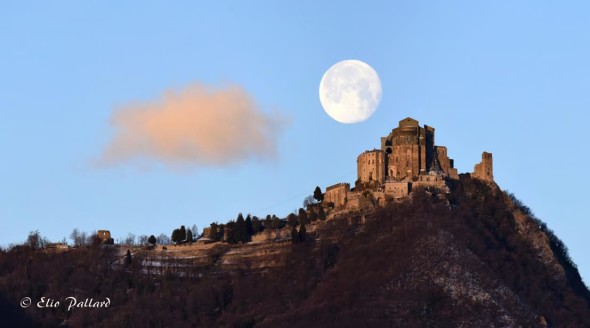 Elio Pallard, La Sacra e la luna all’alba mostra Torino Borgo medievale FAI