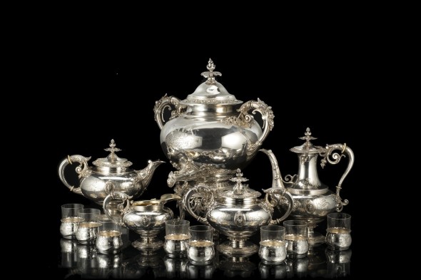Importante servizio da tè e caffè in argento in custodie originali. Francia, Parigi, 1852-79. Argentiere Désiré Mousset e marchio di Morel & C.ie - Stima € 45.000,00/50.000,00