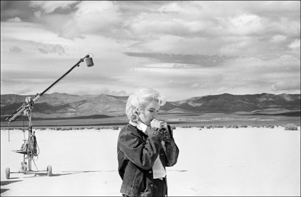 Copyright: USA. Nevada. US actress Marilyn MONROE on the Nevada desert going over her lines for a difficult scene she is about to play with Clarke GABLE in the film “The Misfits” by John HUSTON. 1960 © Eve Arnold/Magnum Photos