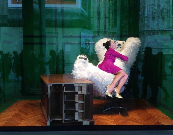 #SELFIEADARTE "The secretary" #Iamtiredofeatingfish #PaolaPivi @LaRinascente #Milano Piazza Duomo @CleliaPatella