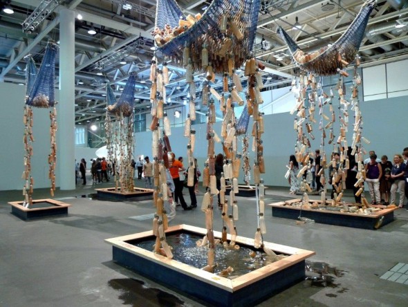 14-art-basel-giardino-di-bottiglie-e-reti