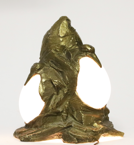 Lotto 57 – GABRIELLA CRESPI (1922 - 2017) Lampada scultura “Tre Pinguini” (1974) L'opera presenta certificato di autenticità ed è stata inserita nell'Archivio Gabriella Crespi. Cm 29,50 x 32,00 x 24,00 Stima: 6-8.000 € - Base d’asta: 4.000 €
