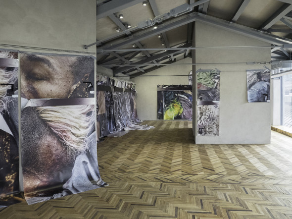 Immagine della mostra “EU: Satoshi Fujiwara” Fondazione Prada Osservatorio, Milano 7 giugno - 16 ottobre 2017 Foto Giulio Ghirardi Courtesy Fondazione Prada