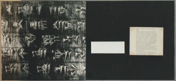 Vincenzo Agnetti, Frammento della tavola di Dario tradotta in tutte le lingue del mondo, 1973 (50 x 120cm). Courtesy Osart Galerry