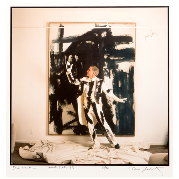 Nella foto Steve Martin fotografato da Annie Leibovitz come parte di un dipinti di  Franz Kline 