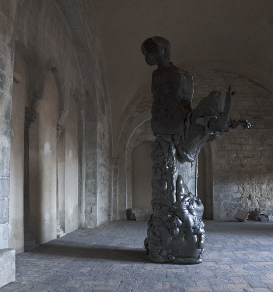 Alis/Filliol Mofo, 2012 poliuretano, pigmenti, sabbia, argilla / 370x150x100 cm Veduta di Ogni cosa a suo tempo. Navid Nuur, Alis/Filliol, Basilica di Santa Maria Maggiore, Bergamo, 2012 fotografia di Saverio Tonoli