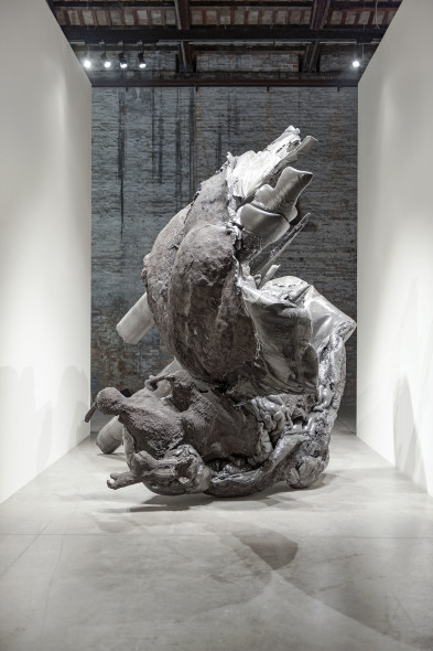 Alis/Filliol Jir, 2015 poliuretano, pigmenti, sabbia, argilla / 450x200x200 cm Veduta di Codice Italia, Padiglione Italia, Biennale di Venezia, 2015 fotografia di Alice Pedroletti