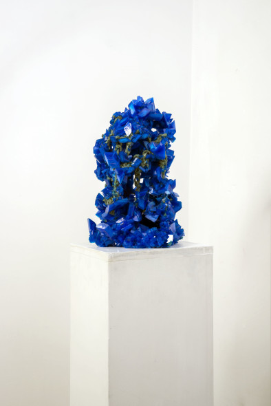 Francesca Romana Pinzari, Deep Blue, 2017, cristalli di solfato di rame su corda. Ph Andrea Veneri
