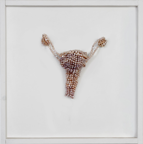 Francesca Romana Pinzari, Uterus, 2016, perle di fiume, cm 50x50. Ph Andrea Veneri