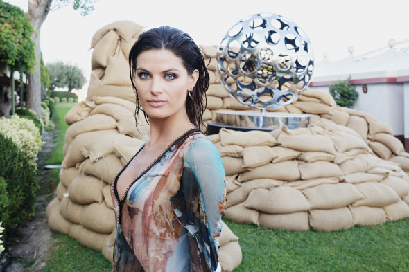 Isabeli Fontana davanti a una delle installazioni di Gianfranco Meggiato, Il Giardino delle Muse silenti, 2017. Venezia, Hotel Excelsior. Ph Octavian Micleusanu