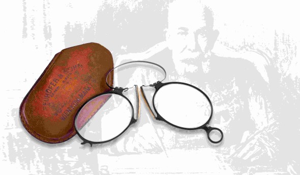 Imperatore Francesco Giuseppe I d‘Austria - Occhiali personali con scritta “Gli ultimi occhiali che portò fino alla giorno della sua morte …“, dal lascito del famoso pittore militare Alexander Pock, stima € 2.500 – 3.000