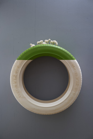 la-velocita-dell-agnello-2016-lindenwood-acryl_-color-95x90x28cm-1