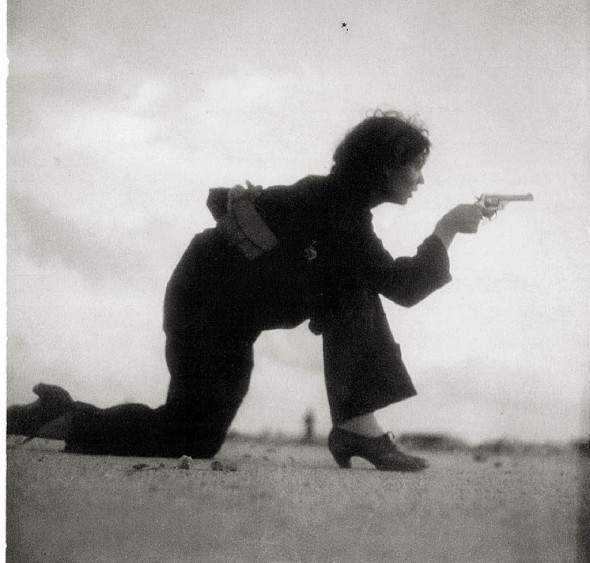 Gerda Taro. “Addestramento in spiaggia di una miliziana repubblicana” Spagna, Barcellona, Agosto 1936