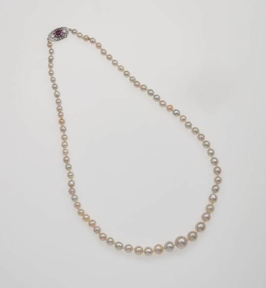 Lotto207 (170719) Filo di perle naturali, a scalare fermezza con rubino. € 10.000 - 15.000 