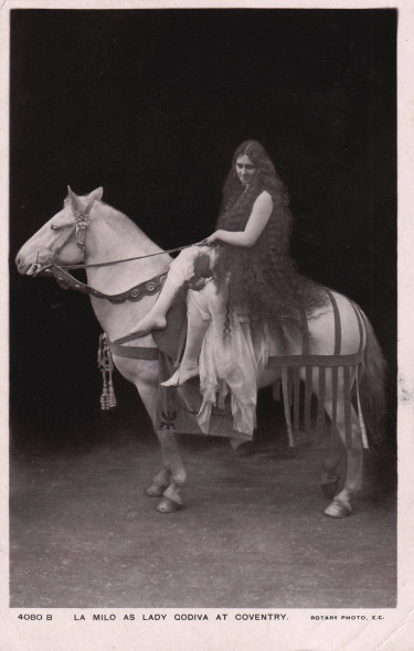 La Milo posa come Lady Godiva, 1907. Cartolina fotografica.