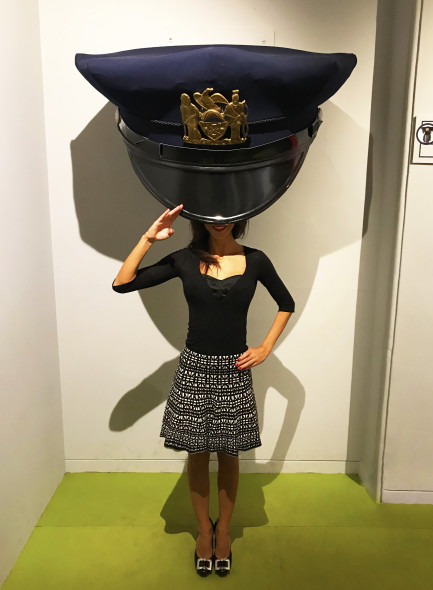  #SELFIEADARTE "Sotto protezione" @ErwinWurm NewYork police cap gold, 2010 #ENJOY @ChiostroDelBramante #Roma @CleliaPatella