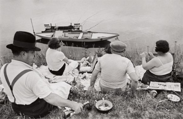 Lotto  32 Henri Cartier-Bresson, Sunday on the banks of the Seine, 1938 $8,000-12,000 $35,000 £26,198/€29,768