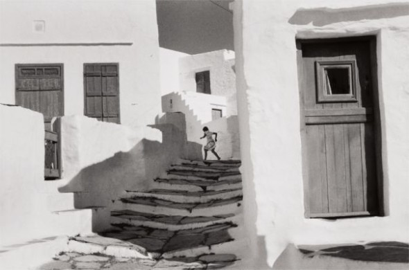 Lotto  38 Henri Cartier-Bresson, Siphnos, Greece, 1961 $10,000-15,000 $52,500 £39,296/€44,651 World Record for This Image at Auction
