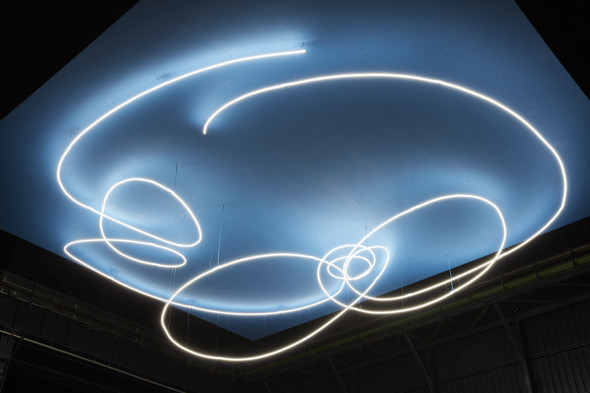 Lucio Fontana, Struttura al neon per la IX Triennale di Milano, 1951/2017. Veduta dell’installazione, Pirelli HangarBicocca, Milano, 2017. Courtesy Pirelli HangarBicocca, Milano © Fondazione Lucio Fontana. Photo: Agostino Osio