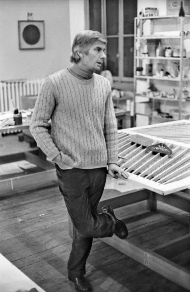 Il pittore Enrico Castellani nel suo studio di via Castelfidardo, Milano, marzo, 1969