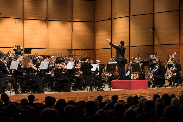 Franz Schubert Sinfonia n. 5 in Si bemolle maggiore D 485 Gustav Mahler Sinfonia n. 4 in Sol maggiore Per il debutto di Robert Trevino sul podio dell’Auditorium, laVerdi propone un grande programma sinfonico interamente dedicato a due grande protagonisti del repertorio sinfonico. Da un lato la Sinfonia n. 5 di Schubert, ultimo capolavoro della sua prima fase giovanile e dall’altro la Sinfonia n. 4 di Mahler, la più schubertiana e idilliaca, che segna l’ingresso del compositore austriaco nella stagione dei grandi capolavori della maturità. La raffinata ed emotiva parte sopranile prevista da Mahler in questa sinfonia sarà affidata al giovane soprano americano Twyla Robinson, una delle voci giovanili più applaudite di oggi. INTERPRETI Orchestra Sinfonica di Milano Giuseppe Verdi Soprano Twyla Robinson Direttore Robert Trevino