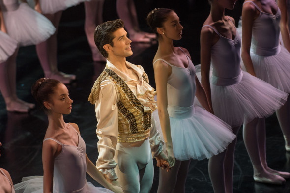 danza-con-me-roberto-bolle-con-le-ragazze-dellaccademia