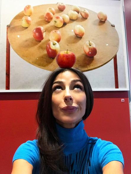 SELFIEADARTE "Guglielmo Tela” #StefanoGraziani Natura Morta, MR Table, Thonet Ludwig Miles van de Rohe, 1935 #QuestioningPictures 2017 #Milano @FondazionePrada #MilanoOsservatorio @CleliaPatella