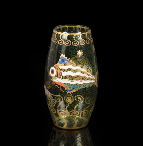 212 - 172989 Vittorio Zecchin (1878-1947) Murano, 1920 ca Eccezionale vaso in vetro soffiato verdino con decoro di pesci fantastici a smalti policromi e decori di stelle e spirali in foglia oro. Altezza cm 32,5 Stima € 30.000 - 40.000