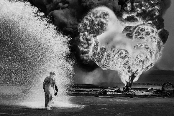 Spray chimici proteggono un vigile del fuoco dal calore delle fiamme. Kuwait, 1991 © Sebastião Salgado/Amazonas Images/Contrasto