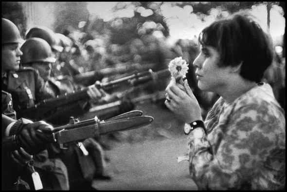 Magnum Manifesto - Marc Riboud: Jan Rose Kasmir affronta la Guardia nazionale americana davanti al Pentagono durante una manifestazione contro la guerra del Vietnam, Washington DC, 1967. © Marc Riboud/Magnum Photos/Contrasto