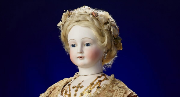 Un particolare della bambola francese in porcellana opera di Antoine Edmund Rochard