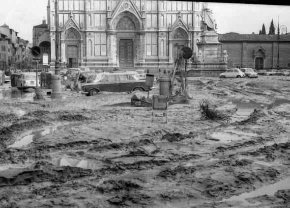 Gian Piero Frassinelli, Piazza Santa Croce il giorno successivo all’Alluvione, Firenze 1966, Courtesy l’autore 