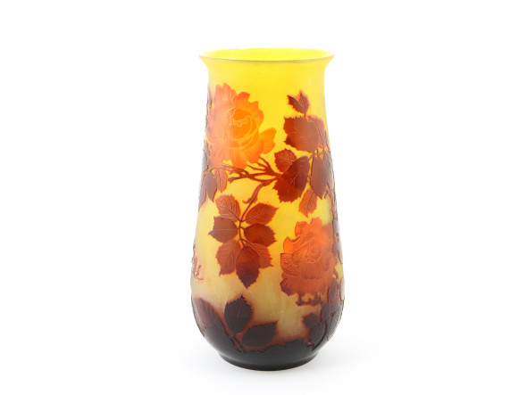 Émile Gallé (1846-1904) Vaso in vetro lavorato all'acido a cammeo, inizio del XX secolo decorato con rose nei toni del rosso-arancio su fondo giallo, firmato, h cm 24,5 stimato € 1.500,00/2.000