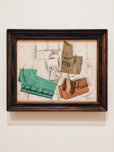 Pablo Picasso,  Verre, bouteille de vin, paquet de tabac, journal, 1914, LAC Lugano © Ph. Artslife