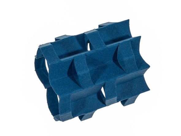 Dario Cestaro, bracciale I bracciali di Dario sono costruiti come armature medievali che, grazie ai tagli e alle pieghe in contrasto, restituiscono un effetto ipnotico di pieni e di vuoti. Architetture escheriane dal sapore metropolitano che si trasformano in gioielli da indossare quando l'anima rock si fa sentire.