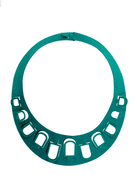 Gian Luca Bartellone, collier Il collier di Gian Luca è la concreta bellezza di una ritmica poetica. E' la leggiadra scansione dei pieni e dei vuoti che dialoga con la solida struttura della base. Per chi ama un'eleganza sofisticata dove il design evoca la preziosità dell'alta gioielleria.