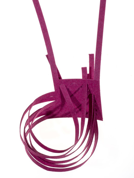 Noémi Gera, collana Designer geniale, anche in questo caso Noémi ha creato un gioiello raffinato, dal disegno pulito e dall'estetica versatile che si modifica a seconda dei vari possibili incastri. La luce e le ombre amplificano non solo la tridimensionalità della collana ma anche la gamma dei toni, con il risultato di avere un gioiello sempre diverso