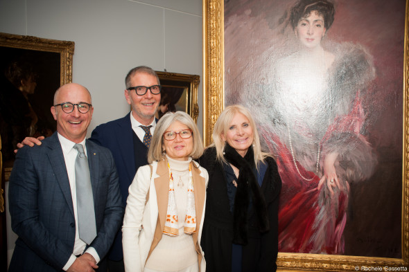 Foto: da sinistra Enzo Savoia Galleria Bottegantica - Maurizio Nobile. In primo piano da sinistra la Console Emilia Gatto e l’Ambasciatrice Teresa Castaldo con il ritratto di Giovanni Boldini "Señora Matias de Erràzuriz Ortùzar - olio su tela - dim. 153x98,5 - Firmato e datato in basso a destra: Boldini 1912.