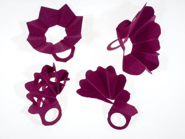 Sarah Kate Burgess, anello Gli anelli di Sarah sono un'esplosione di primavera, un prato di fiori colorati pronto a sbocciare proprio sulle tue mani.