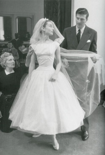 Audrey Hepburn e lo stilista Hubert de Givenchy durante le prove di costume per il film “Cenerentola a Parigi”