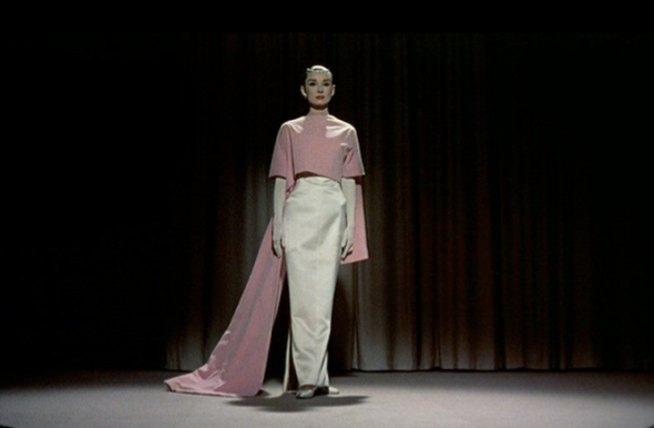 Un’immagine di uno dei look per il film “Cenerentola a Parigi” del 1957