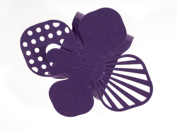 Tithi Kutchamuch, bracciale Orchid Corsage Ispirandosi ai bouquet del passato, splendidi ma composti di fiori destinati inevitabilmente ad appassire, Tithi ha cercato di replicarne la "transitorietà" con un gioiello che celebra la vita ma che sbiadirà col tempo. Proprio come i nostri ricordi svaniscono o assumono nuovi significati con il passare degli anni, anche la carta di Orchid Corsage ha il medesimo destino.