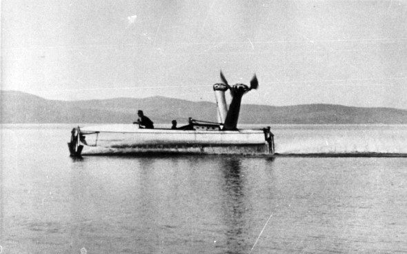 Anno 1906 - progetto di Idrofoil degli ingegneri Ricaldone e Croccolo - precursore degli aliscafi con propulsione ad aria - nella foto durante le prove