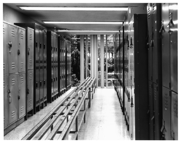 Sharon Lockhart Men’s Locker Room Women’s Locker Room BMW AG, Toluca Plant, Mexico (dettaglio) 1998 Due stampe alla gelatina d’argento incorniciate 59 x 69 cm ognuna © Sharon Lockhart, 1998 Courtesy l’artista, neugerriemschneider, Berlino e Gladstone Gallery, New York e Bruxelles