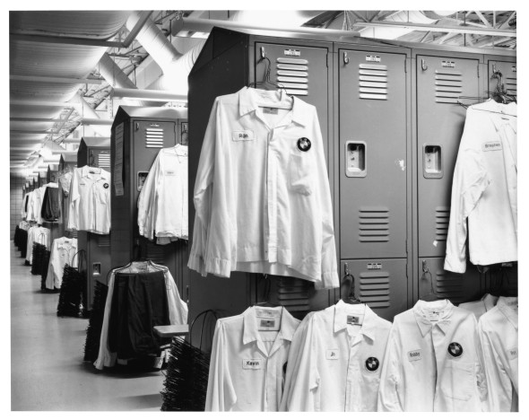 Sharon Lockhart Men’s Locker Room Women’s Locker Room BMW AG, Spartanburg Plant, USA (dettaglio) 1998 Due stampe alla gelatina d’argento incorniciate 59 x 69 cm ognuna © Sharon Lockhart, 1998 Courtesy l’artista, neugerriemschneider, Berlino e Gladstone Gallery, New York e Bruxelles