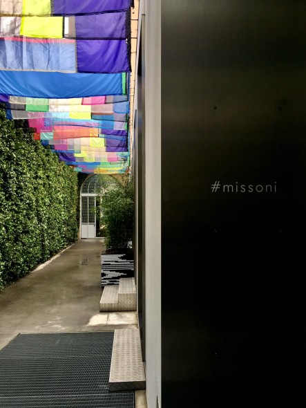 "Blowing in the wind" Rachel Hayes @ Missoni showroom (esterno)