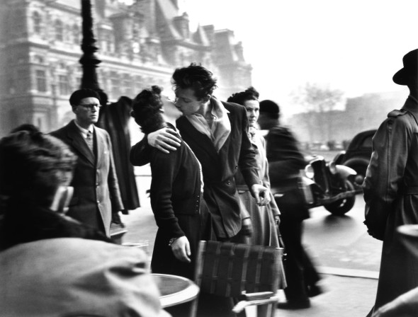 Le baiser de l'hôtel de ville, Paris 1950 © Atelier Robert Doisneau