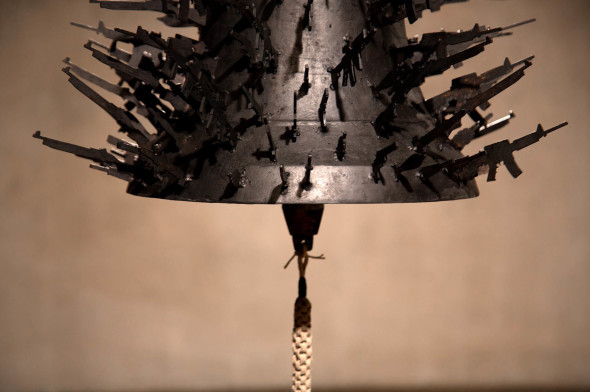 Roberto Pietrosanti Non Avere Timore. Campana, dettaglio 2016  fusione in bronzo patinato nero  cm 70x70 (ca)  proprietà dell’artista.  Fotografia di Leonardo Aquilino.