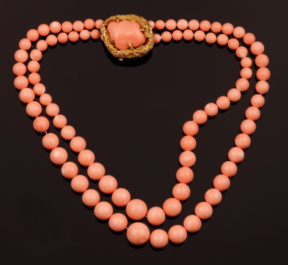 Lotto 542 (176812) Bulgari. Collana di corallo rosa composta da due fili di boules scalari fermezza in oro giallo 750/1000 Stima € 30.000-35.000