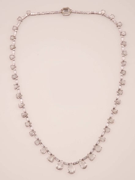 Lotto 178 (178023) Gübelin. Girocollo con diamanti per ct 36,20 circa montatura in oro bianco 750/1000. Astuccio originale Stima € 80.000-90.000